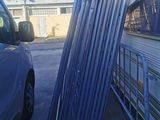 une camionnette garée à côté d'un tas de barres métalliques