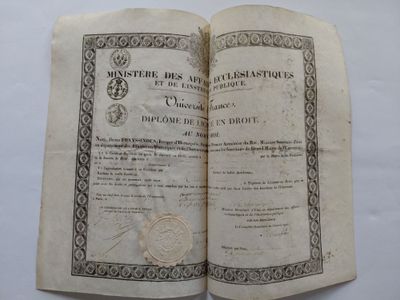 un livre ouvert sur lequel figure l'image d'un phoque