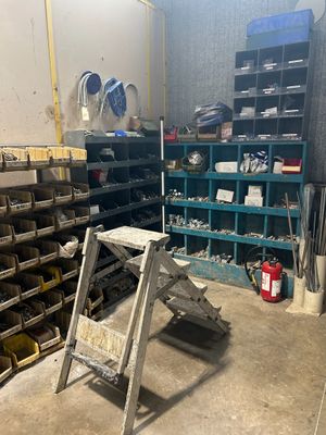 a ladder in the middle of a room filled with tools
