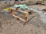un banc en bois posé par terre