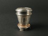 une salière ancienne en argent sur fond noir