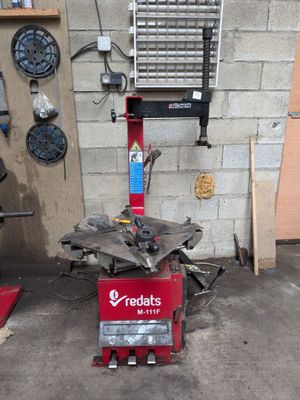 une machine rouge qui se trouve dans un garage