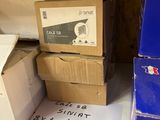 de nombreux cartons qui traînent par terre