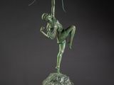 sculpture en bronze représentant une femme tenant un arc, posée sur un socle en bois
