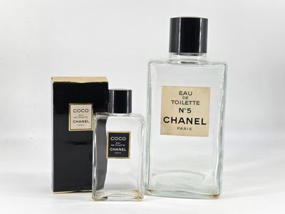 CHANEL. Réunion de deux flacons de parfum vide : -Chanel, ea…