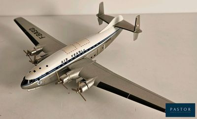 une maquette d'avion posée sur une table
