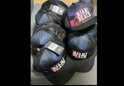 Plusieurs boules de tailles et de couleurs variées sont empilées les unes sur les autres