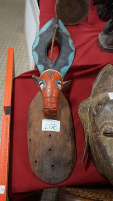 Masque Gourou ? représentant une tête de cervidé colorée H :… - Photo 1