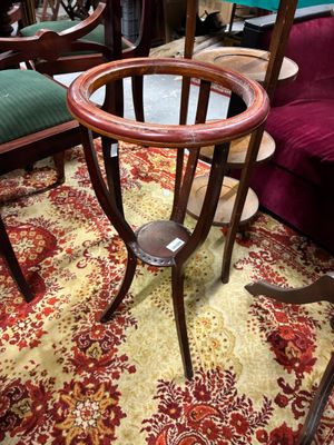 de nombreuses chaises et tables dans une pièce recouverte d'un tapis rouge