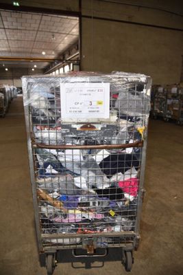 un chariot rempli de chaussures dans un entrepôt