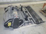 une machine posée sur une palette dans un garage