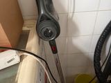 une photo d'une salle de bains dans laquelle se trouve un sèche-cheveux