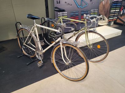 deux vélos garés l'un à côté de l'autre