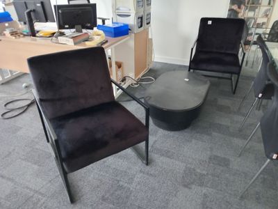 deux chaises et une table dans une pièce équipée d'une table à plateau en verre