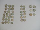 quelques pièces de monnaie posées sur une surface blanche, en petit nombre