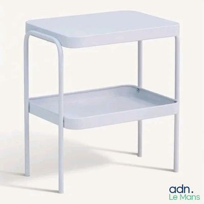 une table blanche surmontée d'une étagère