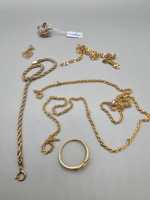 une collection de bijoux en or comprenant des bagues, des chaînes et des bagues