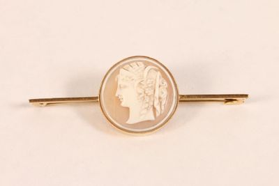Broche camée sur coquillage figurant le profil d'une femme à… - Photo 1