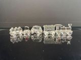 de nombreuses pièces de train en verre transparent posées sur une table