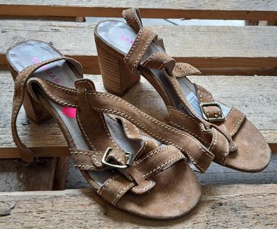 48 / Paire de chaussures à talons - SAN MARINA - P oin…