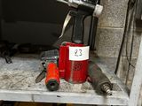 une photo d'une borne d'incendie et d'outils dans un garage