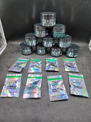 plusieurs sachets de cannabis posés sur une table, à côté d'un récipient en métal
