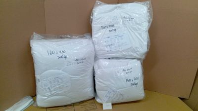 trois sacs de riz blanc posés sur une boîte en carton