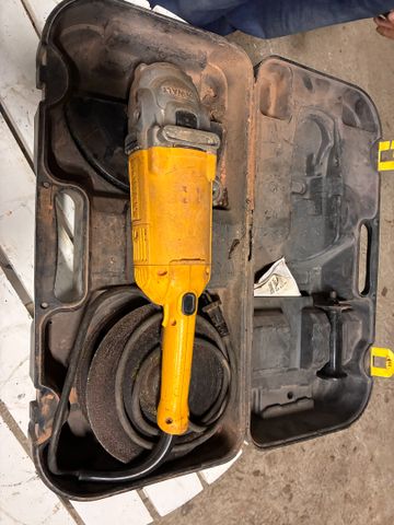 DEWALT D28492 – Disqueuse filaire. Démarre. Visite-le Lundi 24 no...