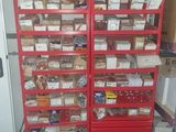 de nombreux cartons et boîtes sur les étagères du garage