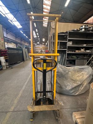 un chariot élévateur à fourche garé dans un entrepôt