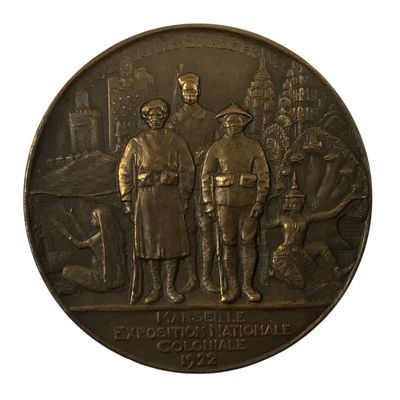 une médaille de bronze sur laquelle figurent trois hommes