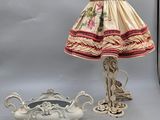 une lampe placée à côté d'un bol et d'un abat-jour