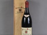 une bouteille de vin posée à côté d'une caisse en bois