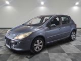 la photo d'une voiture argentée garée dans un garage