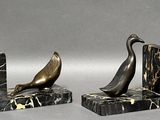deux serre-livres en marbre noir ornés d'un oiseau en bronze
