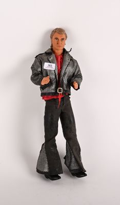 une figurine représentant un homme vêtu d'une veste et d'un pantalon