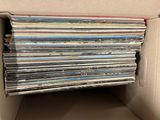 une boîte en carton ouverte remplie d'une multitude de disques de différentes couleurs