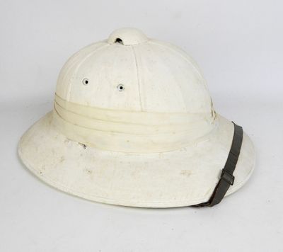 un vieux chapeau blanc orné d'un ruban en cuir, sur fond blanc