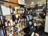 de nombreuses bouteilles d'alcool sur les étagères du magasin