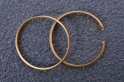 Deux alliances, l'une coupée, en or jaune 18K 750 millièmes. - Photo 1