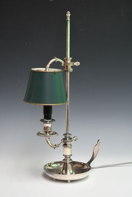 une lampe équipée d'un abat-jour vert