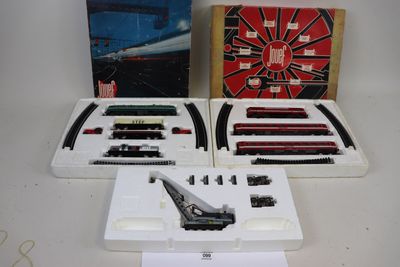 trois trains miniatures différents exposés sur une table