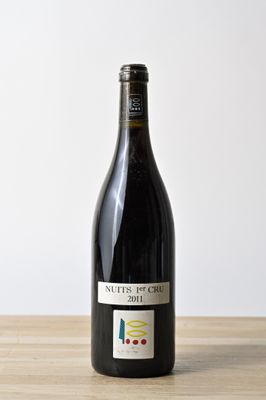 la bouteille de vin est posée sur une table en bois