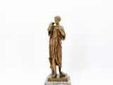 l'image d'une statue représentant une femme tenant un bébé dans ses bras