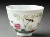 une image représentant un bol blanc orné de fleurs et d'oiseaux peints