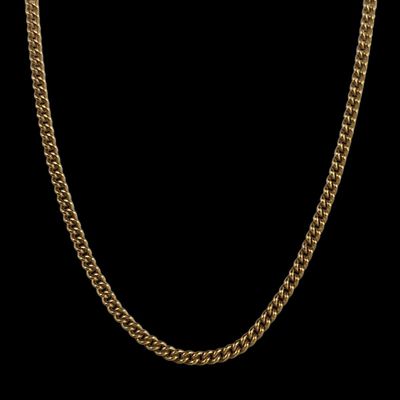 un collier à chaîne en or sur fond noir