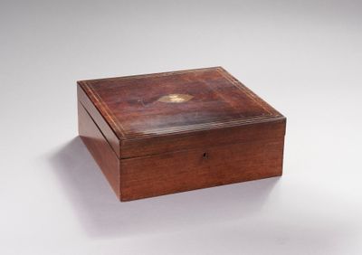 une petite boîte en bois avec un couvercle sur une surface blanche