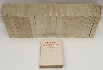 plusieurs livres sont empilés sur une table