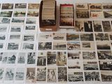 beaucoup de vieilles photos posées sur une table, à côté d'un livre