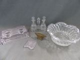un grand nombre d'objets en verre posés sur une table